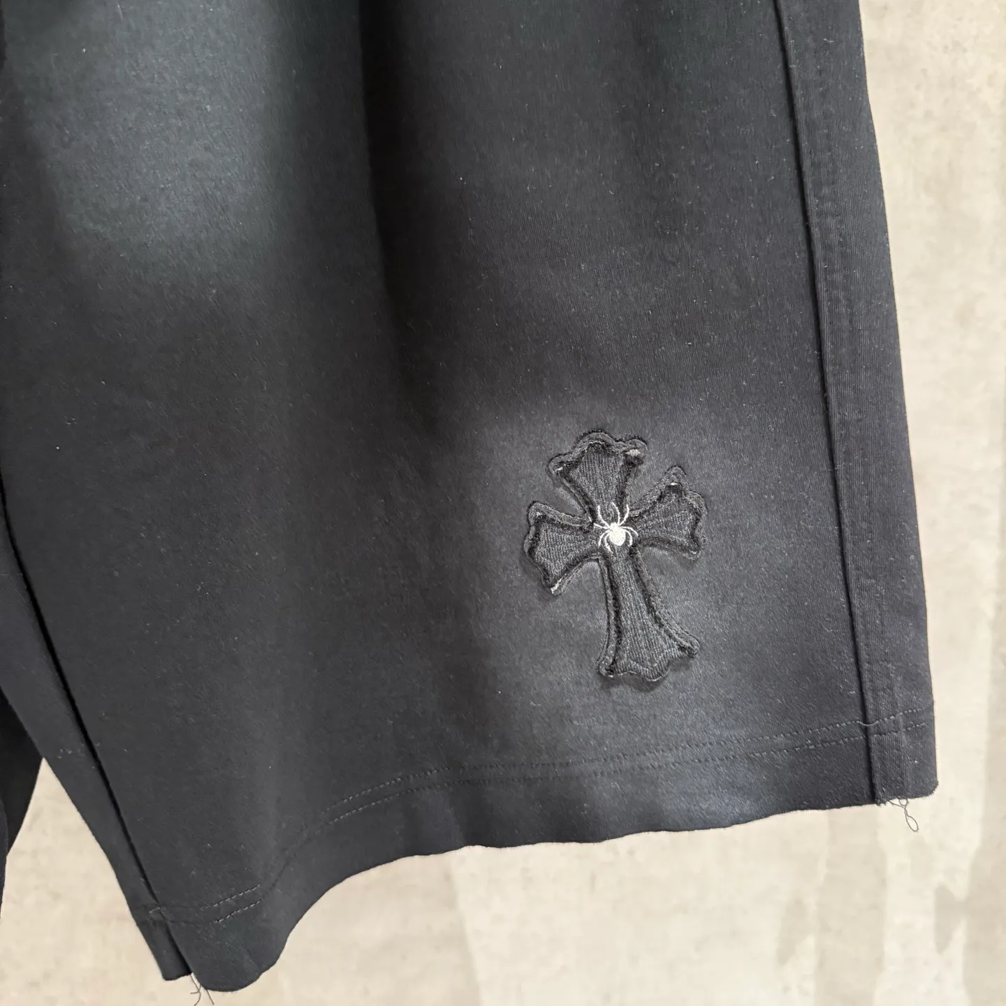 🅿️220 [Strict quality control] CH Croix heart shorts, new loose fit for summer, popular style is coming. Original fabric, super comfortable, no restriction on the upper body, full of style, wide upper body, very comfortable, Croix heart appliqué embroidery on the front ➕ spray horse slip, exquisite personality, perfect upper body experience, you need such a pair of shorts that are not afraid of the heat, black size: l-4xl